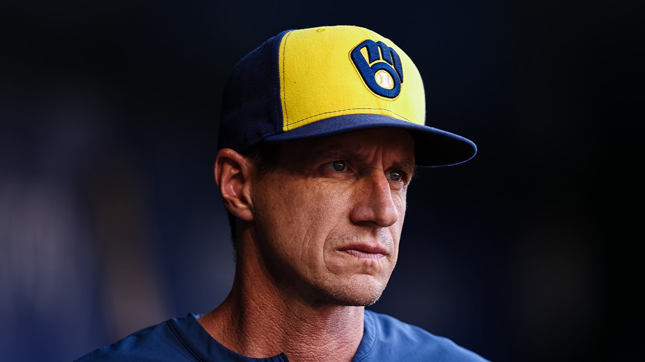 Brewers owner throws shade at Craig Counsell same day sign