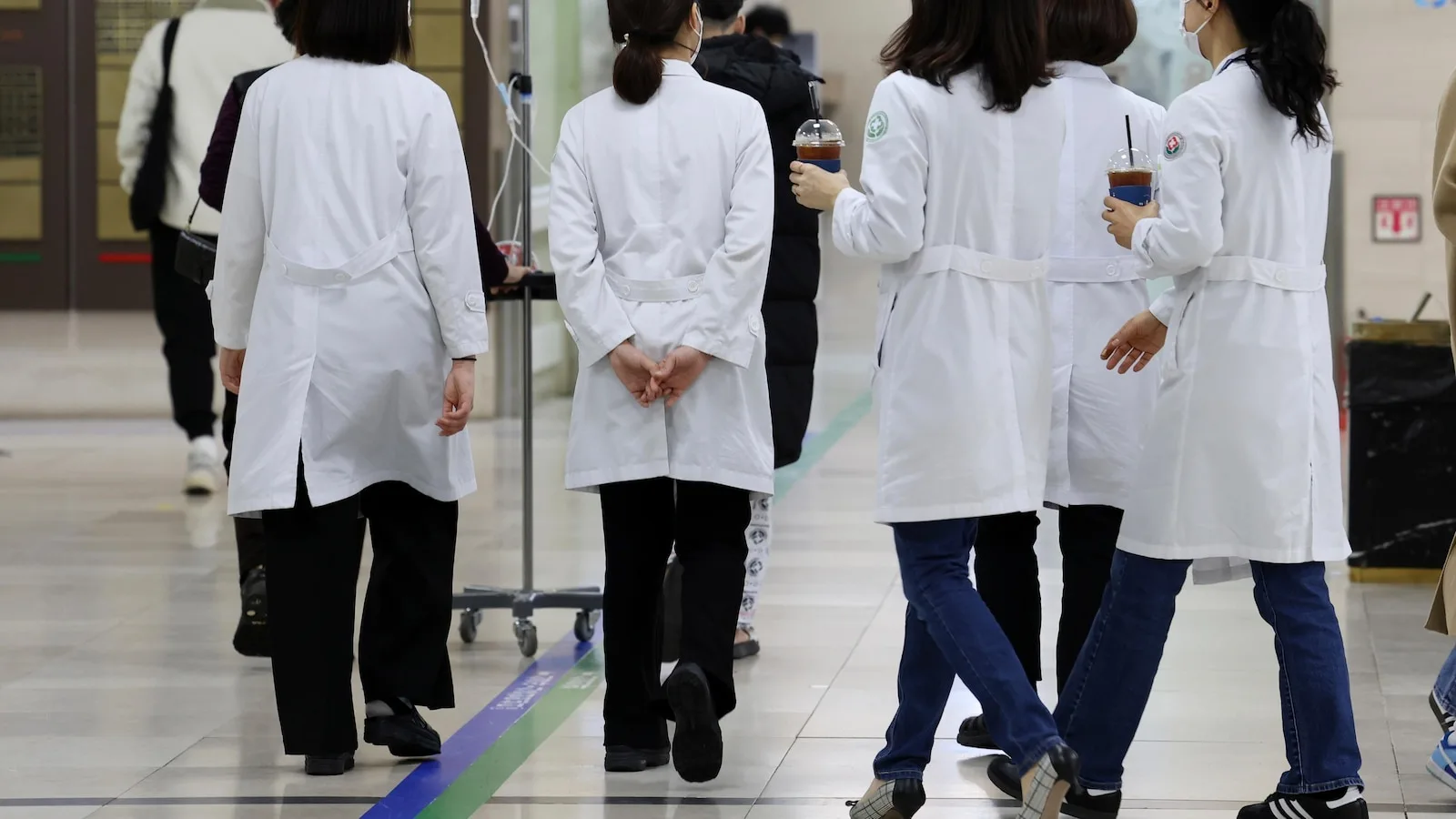 South Korea doctors offer to resign amid spat with government, raising worries about medical service – USREPORT