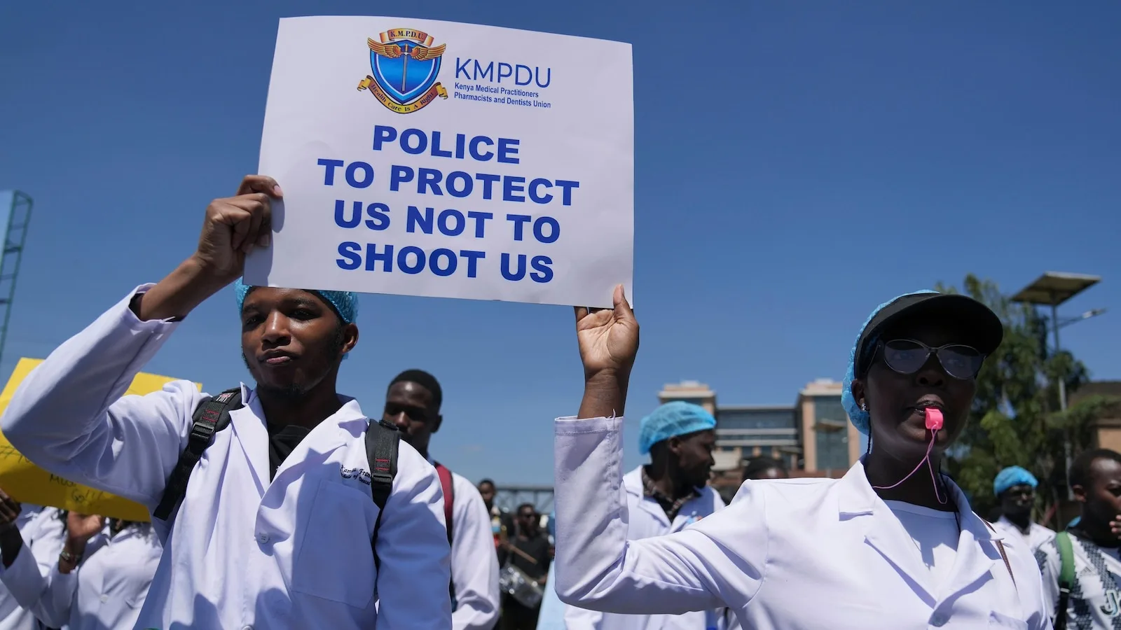 Hundreds of Kenyan doctors protest in the streets as national strike enters second week – USREPORT