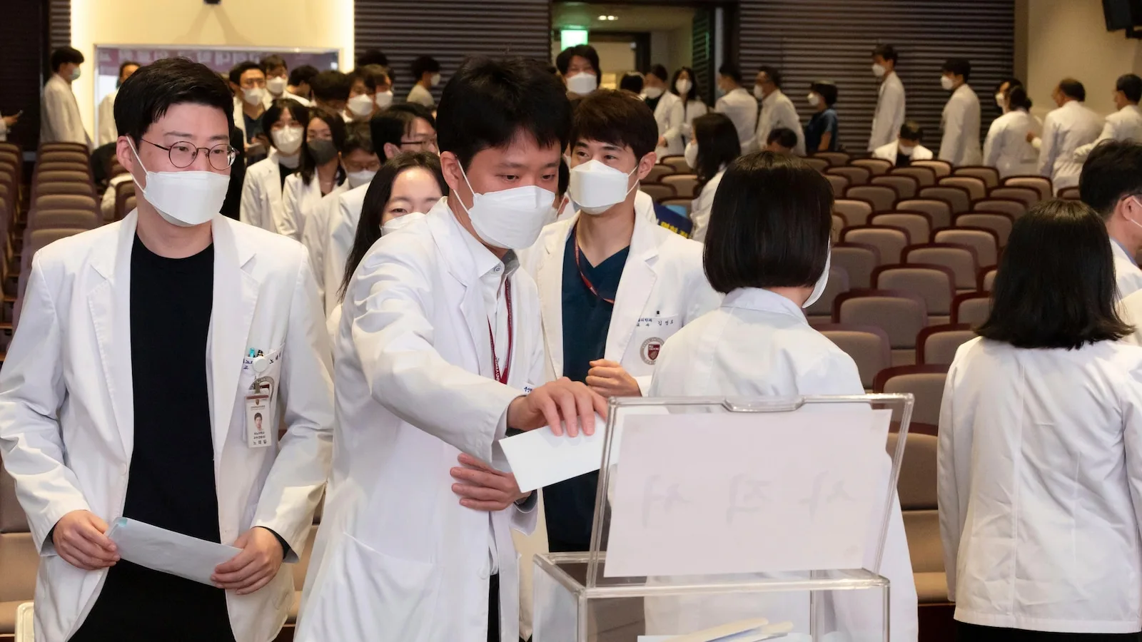 Senior doctors in South Korea to submit resignations, deepening dispute over medical school plan – USREPORT