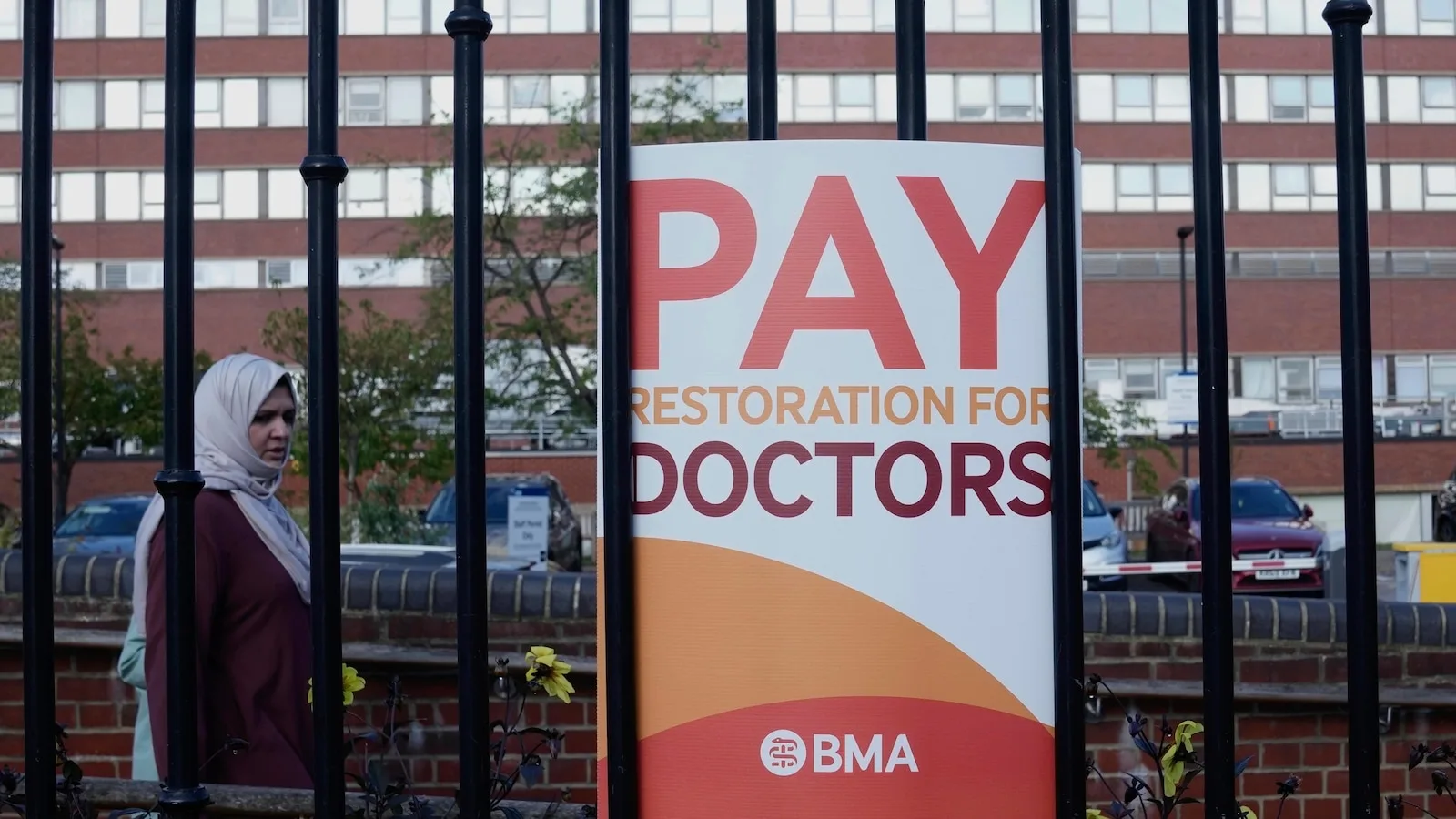 Senior doctors in England agree pay deal with UK government that will end year-long dispute – usreport.online